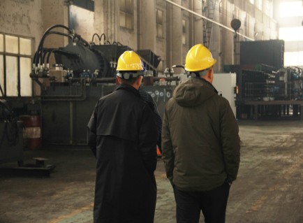 Un représentant indien de confiance réalise un audit d'usine pour un projet de traitement de déchets d'aluminium à grande échelle