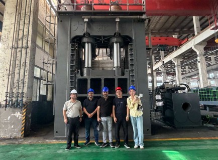 🏭 Conçu pour les aciéries : une délégation de clients irakiens visite GOOD-KNIFE pour vérifier les spécifications de la machine et sa capacité de production